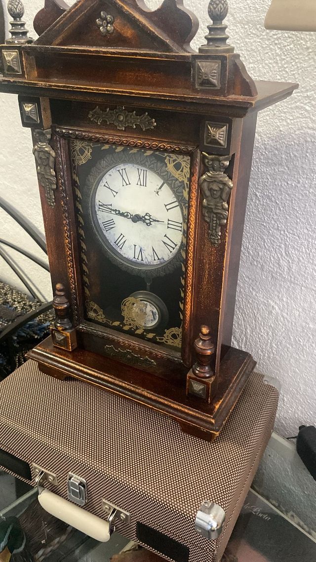 Reloj de mesa antiguo madera y metal