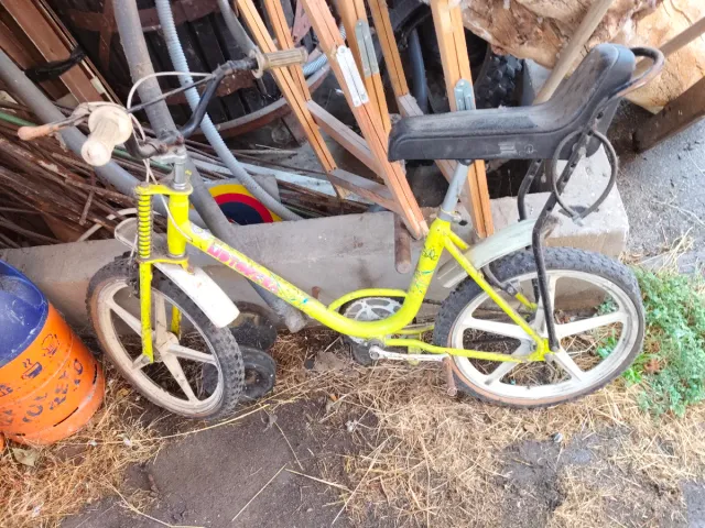 Bici antigua amarilla