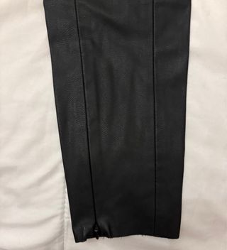 Pantalones negros de cuero de Zara