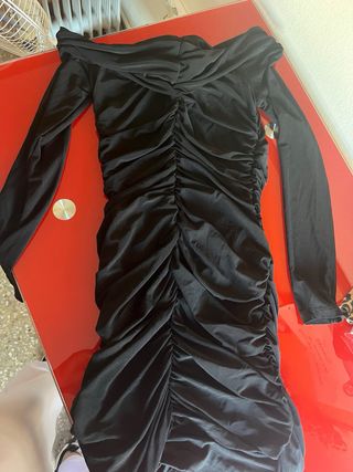 Vestido negro elegante con flor