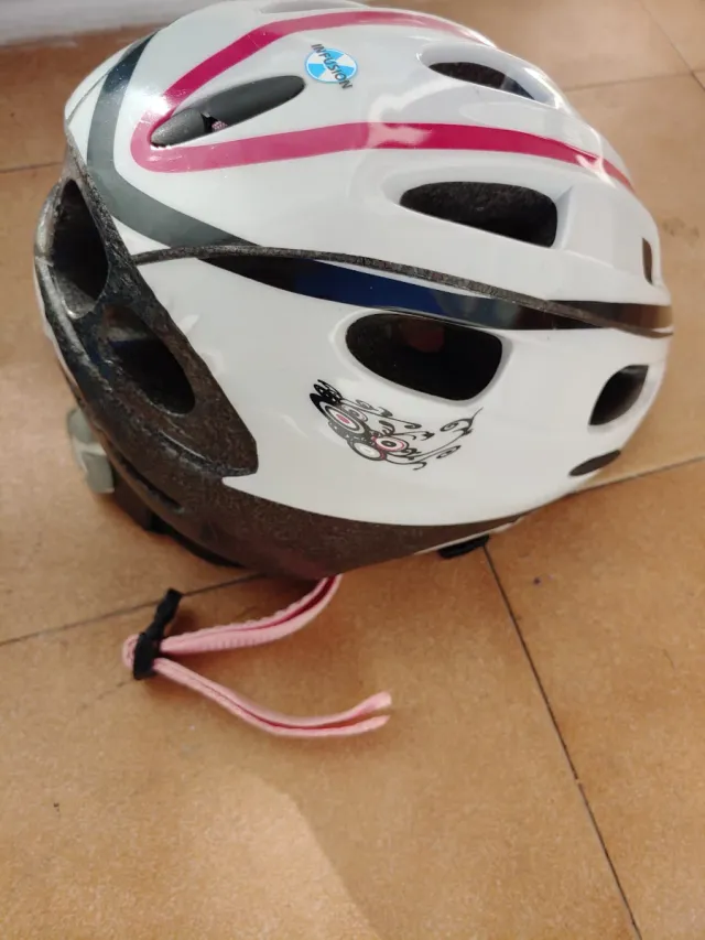 Casco de moto azul y blanco