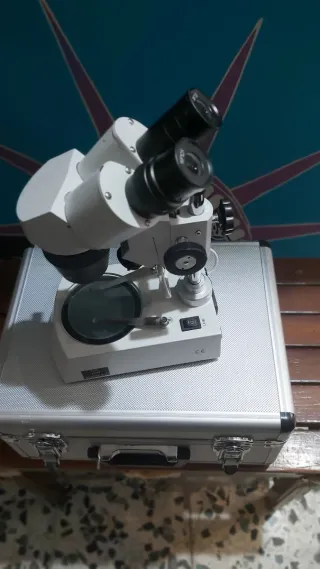 Microscopio Estereoscópico con Maletín