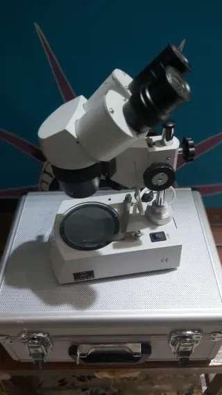 Microscopio Estereoscópico con Maletín