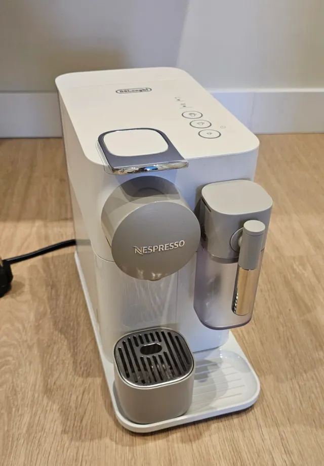 Cafetera Nespresso DeLonghi Lattissima One