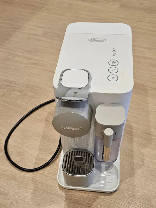 Cafetera Nespresso DeLonghi Lattissima One