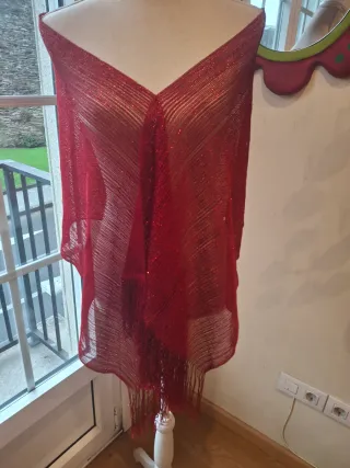 Fular rojo brillante con flecos