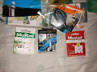 Mustad y Yuki - Anzuelos de pesca
