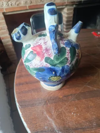Porrón de cerámica pintado a mano