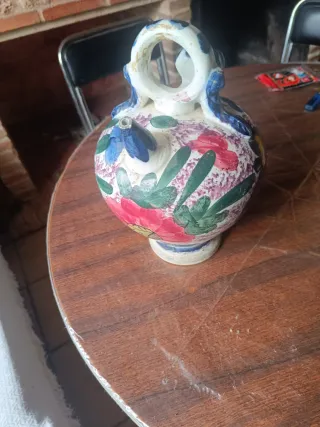 Porrón de cerámica pintado a mano