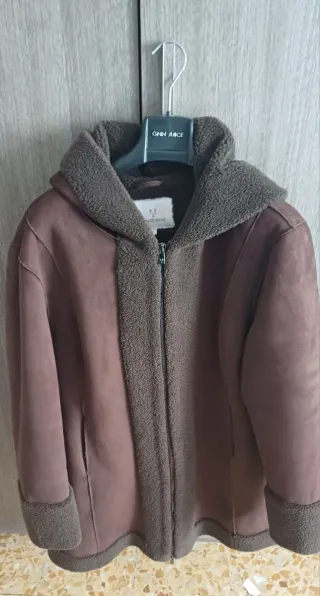 Similmontone marrone con capuccio, tasche nascoste