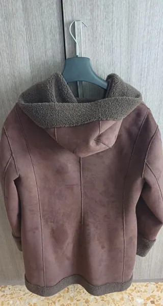 Similmontone marrone con capuccio, tasche nascoste