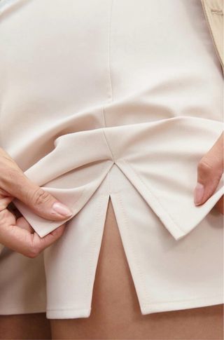Falda pantalón mini efecto piel beige