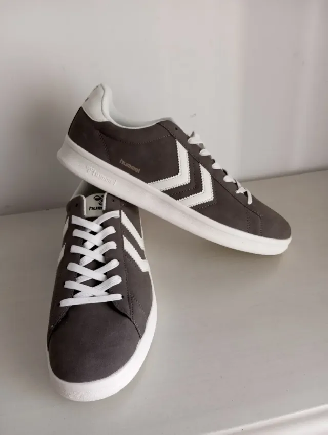 Zapatillas Hummel grises y blancas