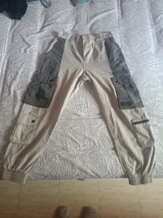 Pantalón cargo beige y gris Talla M
