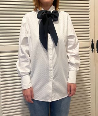 Camisa Karl Lagerfeld Blanca con Lazo Negro