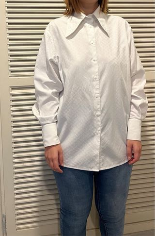 Camisa Karl Lagerfeld Blanca con Lazo Negro