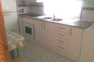 SE ALQUILA PISO DE DOS DORMITORIOS