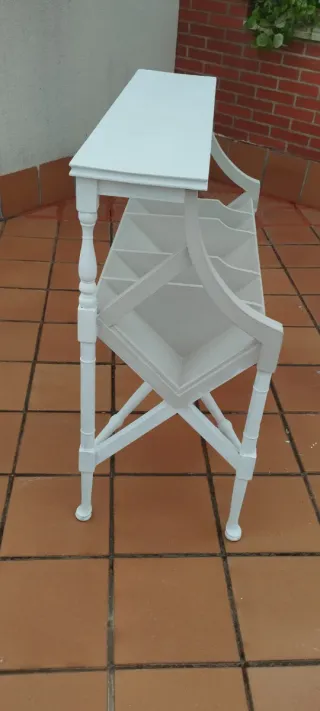 Revistero blanco de madera