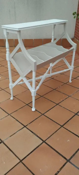 Revistero blanco de madera