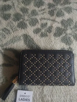 Monedero Pepco Negro con Tachuelas Doradas