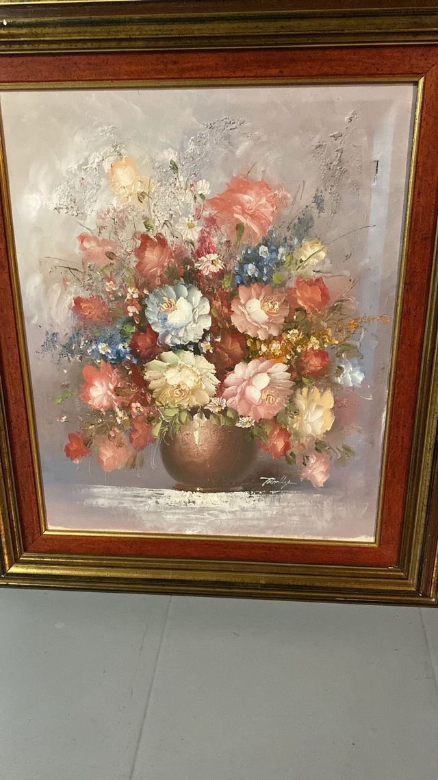 Cuadro de flores en jarrón dorado