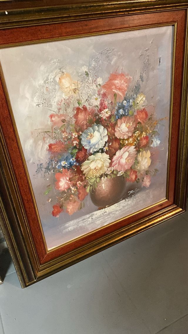 Cuadro de flores en jarrón dorado