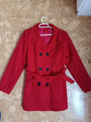 Abrigo rojo doble botonadura con cinturón