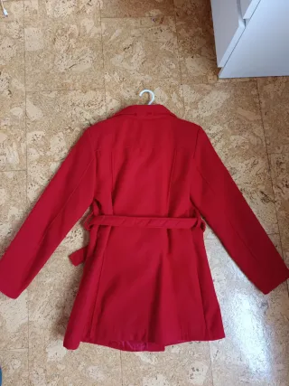 Abrigo rojo doble botonadura con cinturón