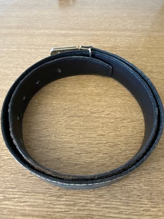 Cinturón de cuero tipo cocodrilo gris y plateado