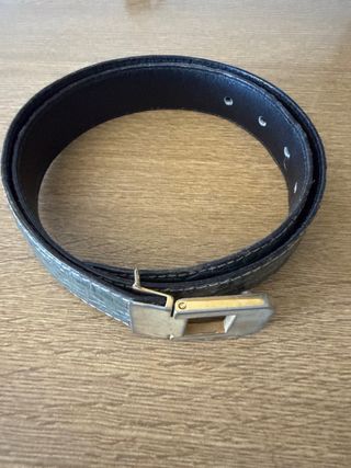 Cinturón de cuero tipo cocodrilo gris y plateado