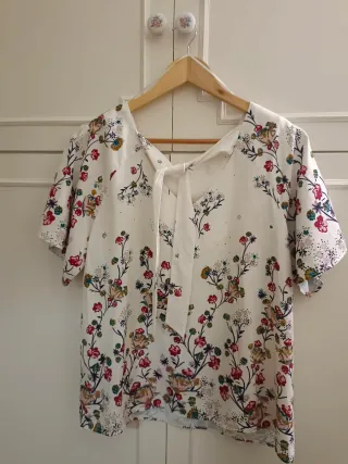 Blusa floral blanca con lazada