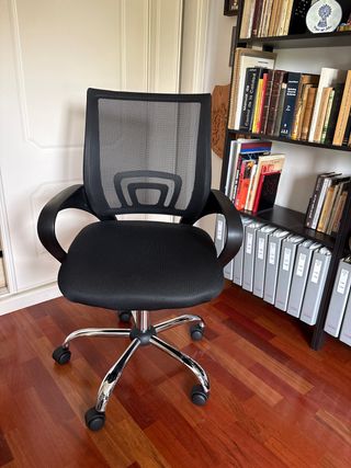 Silla de escritorio negra con ruedas