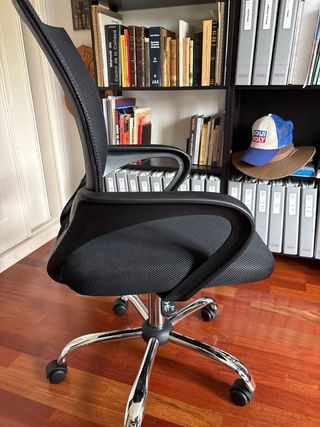 Silla de escritorio negra con ruedas