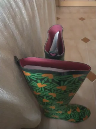 Botas de agua verdes y naranjas