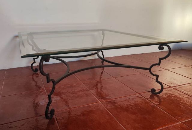 Tavolo laterale in acciaio battuto e vetro