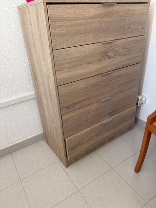 Cómoda de madera con 5 cajones