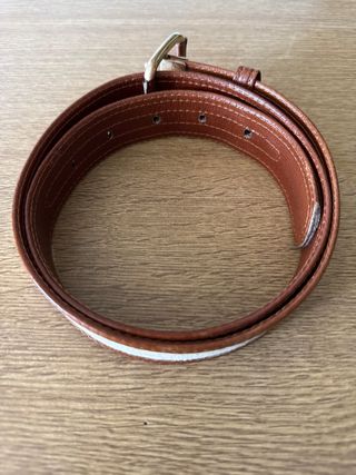 Cinturón de cuero marrón y tela