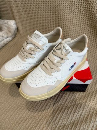 Zapatillas Autry Medalist Low Crema Talla 44