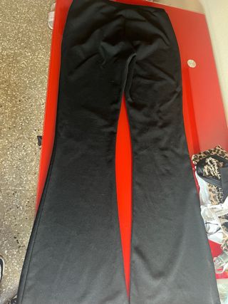 Pantalones negros acampanados