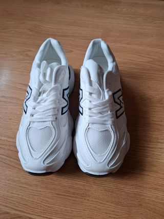 Zapatillas blancas nuevas sin estrenar