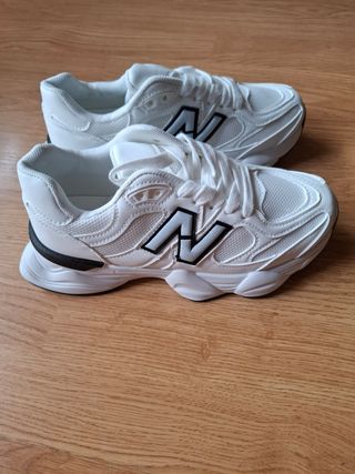Zapatillas blancas nuevas sin estrenar