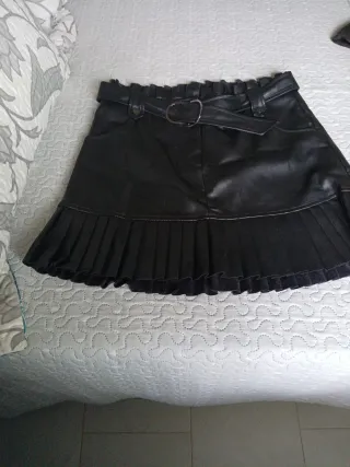 Falda cuero negra moderna