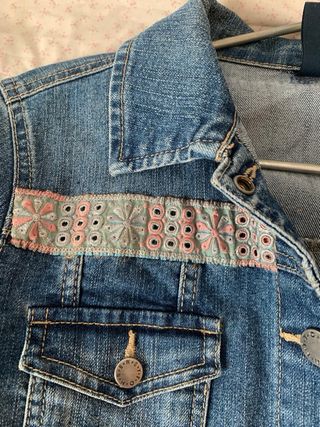Chaqueta vaquera bordada multicolor