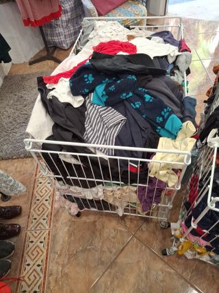 Abbigliamento per mercatini dell'usato o per la raccolta differenziata