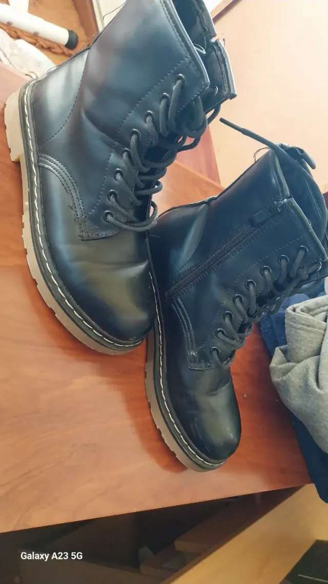 Botas negras con cordones y cremallera