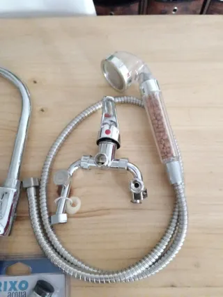 Grifo y ducha de baño cromados