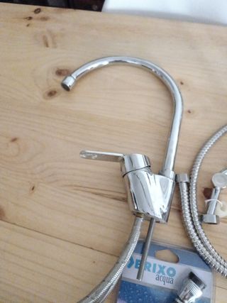 Grifo y ducha de baño cromados