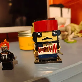 Lego Carnage con tentacoli rossi più Jack Sparrow