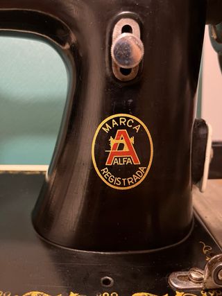 Máquina de coser Alfa antigua con motor