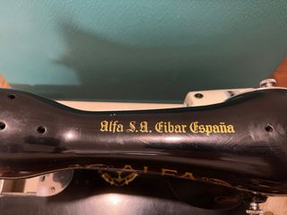 Máquina de coser Alfa antigua con motor